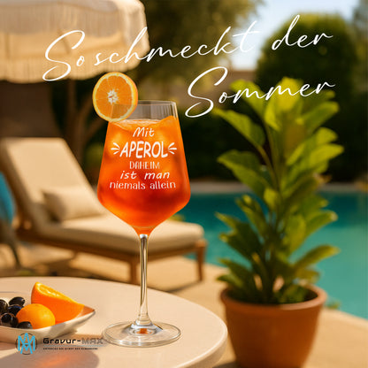 Weinglas mit Gravur Leonardo Puccini "MIT APEROL DAHEIM IST MAN NIEMALS ALLEIN" 2 Gläser