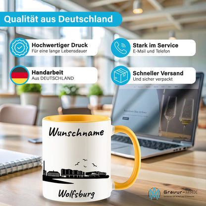 Tasse in Goldgelb 330ml bedruckt mit der Skyline von Wolfsburg personalisierbar mit Wunschname