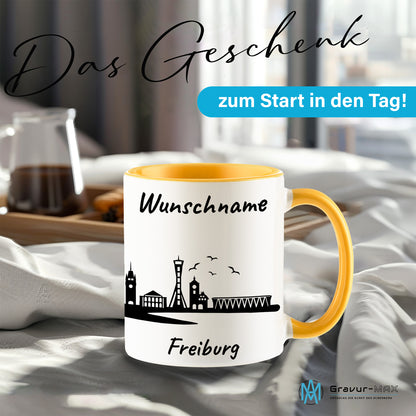 Tasse in Goldgelb 330ml bedruckt mit der Skyline von Freiburg personalisierbar mit Wunschname
