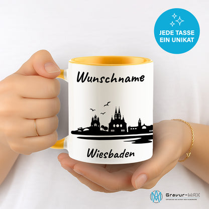 Tasse in Goldgelb 330ml bedruckt mit der Skyline von Wiesbaden personalisierbar mit Wunschname