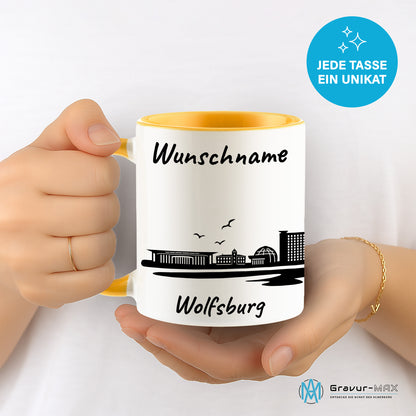 Tasse in Goldgelb 330ml bedruckt mit der Skyline von Wolfsburg personalisierbar mit Wunschname