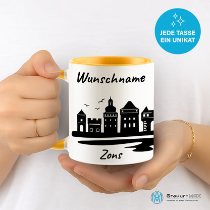 Tasse in Goldgelb 330ml bedruckt mit der Skyline von Zons (Dormagen) personalisierbar mit Wunschname