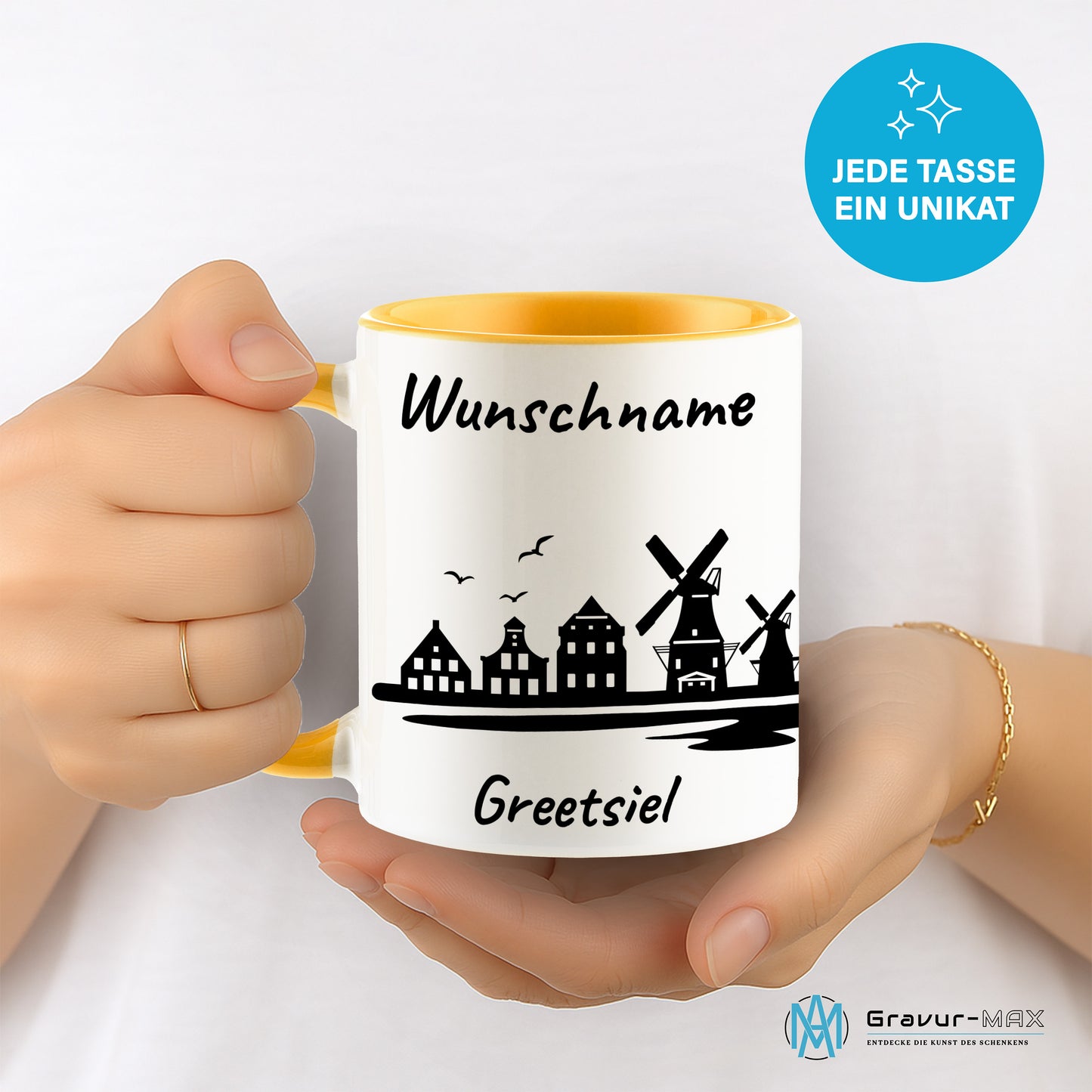 Tasse in Goldgelb 330ml bedruckt mit der Skyline von Greetsiel personalisierbar mit Wunschname