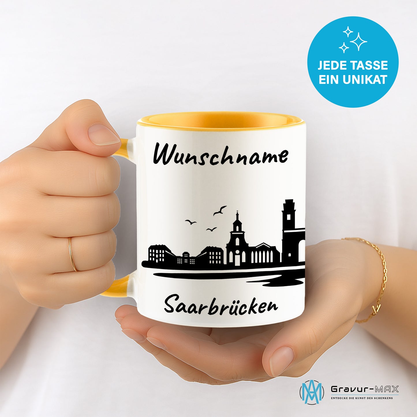 Tasse in Goldgelb 330ml bedruckt mit der Skyline von Saarbrücken personalisierbar mit Wunschname