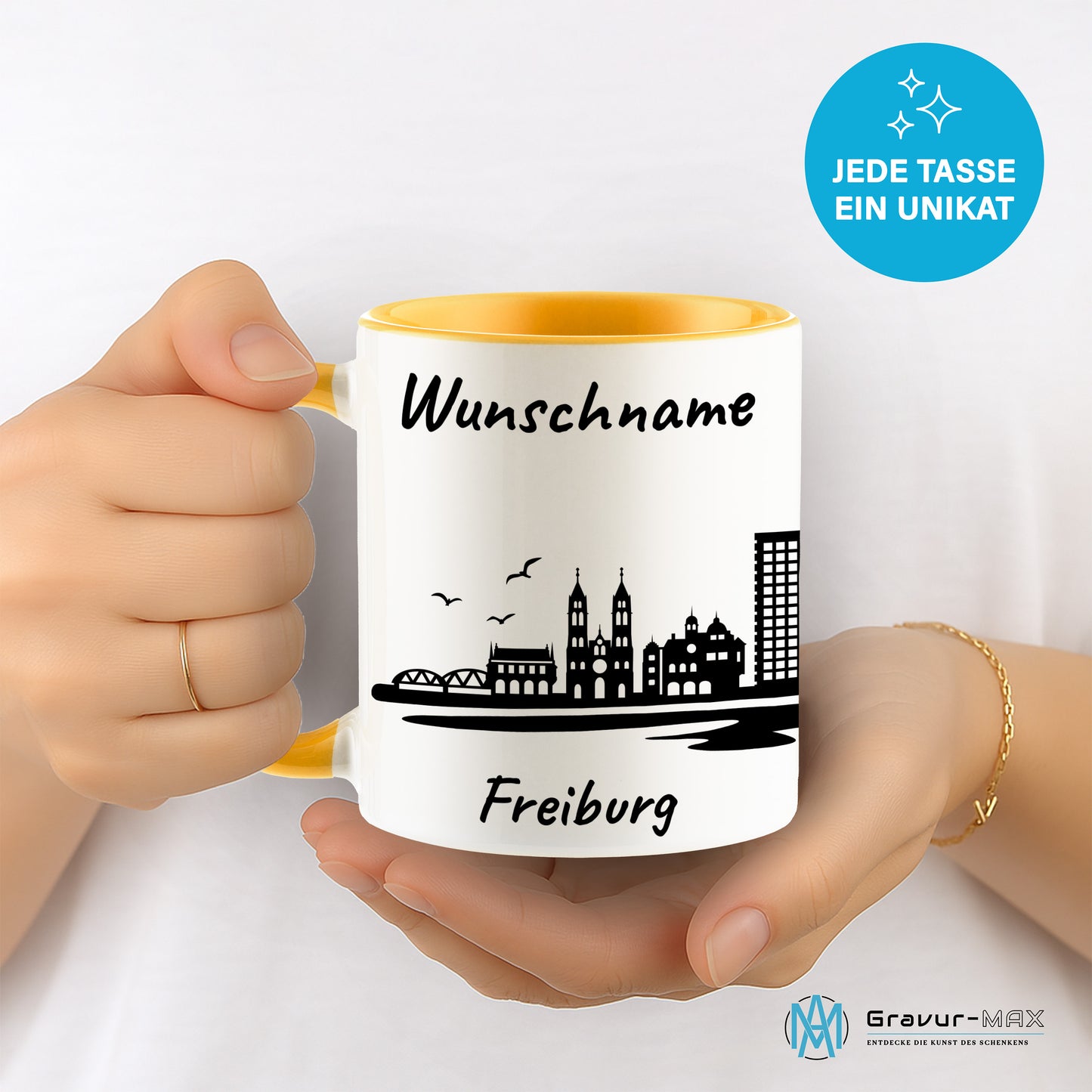 Tasse in Goldgelb 330ml bedruckt mit der Skyline von Freiburg personalisierbar mit Wunschname