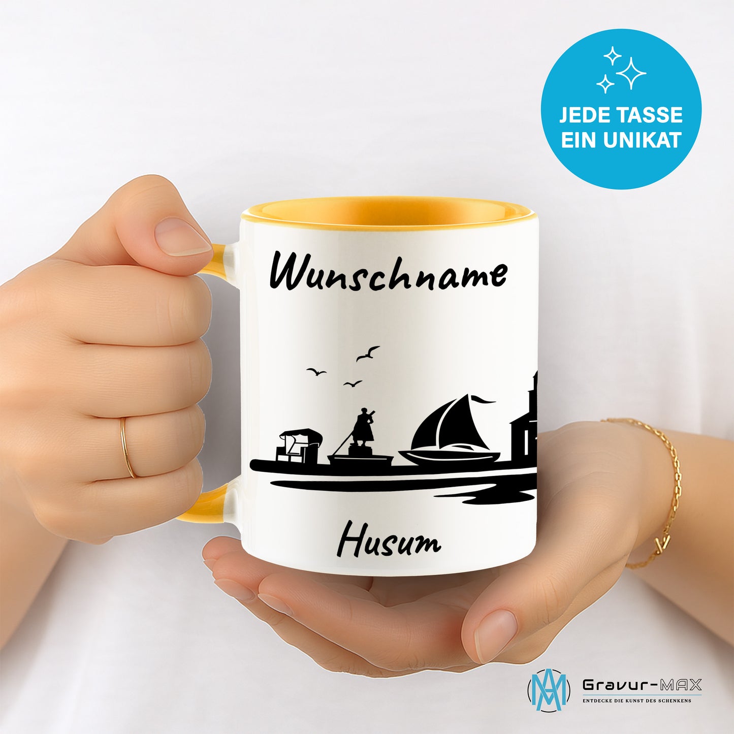 Tasse in Goldgelb 330ml bedruckt mit der Skyline von Husum personalisierbar mit Wunschname