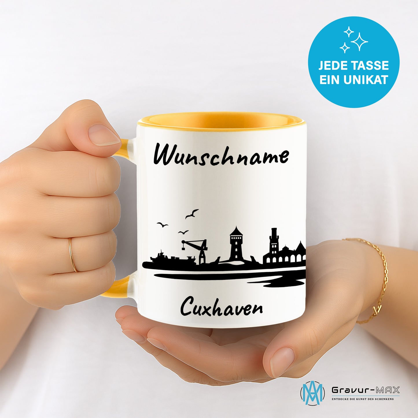 Tasse in Goldgelb 330ml bedruckt mit der Skyline von Cuxhaven personalisierbar mit Wunschname