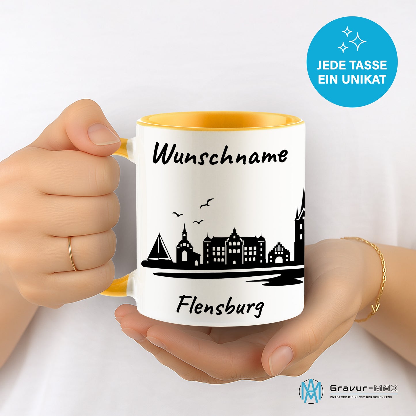 Tasse in Goldgelb 330ml bedruckt mit der Skyline von Flensburg personalisierbar mit Wunschname