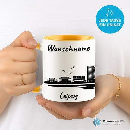 Tasse in Goldgelb 330ml bedruckt mit der Skyline von Leipzig personalisierbar mit Wunschname