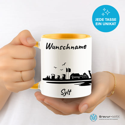 Tasse in Goldgelb 330ml bedruckt mit der Skyline von Sylt personalisierbar mit Wunschname