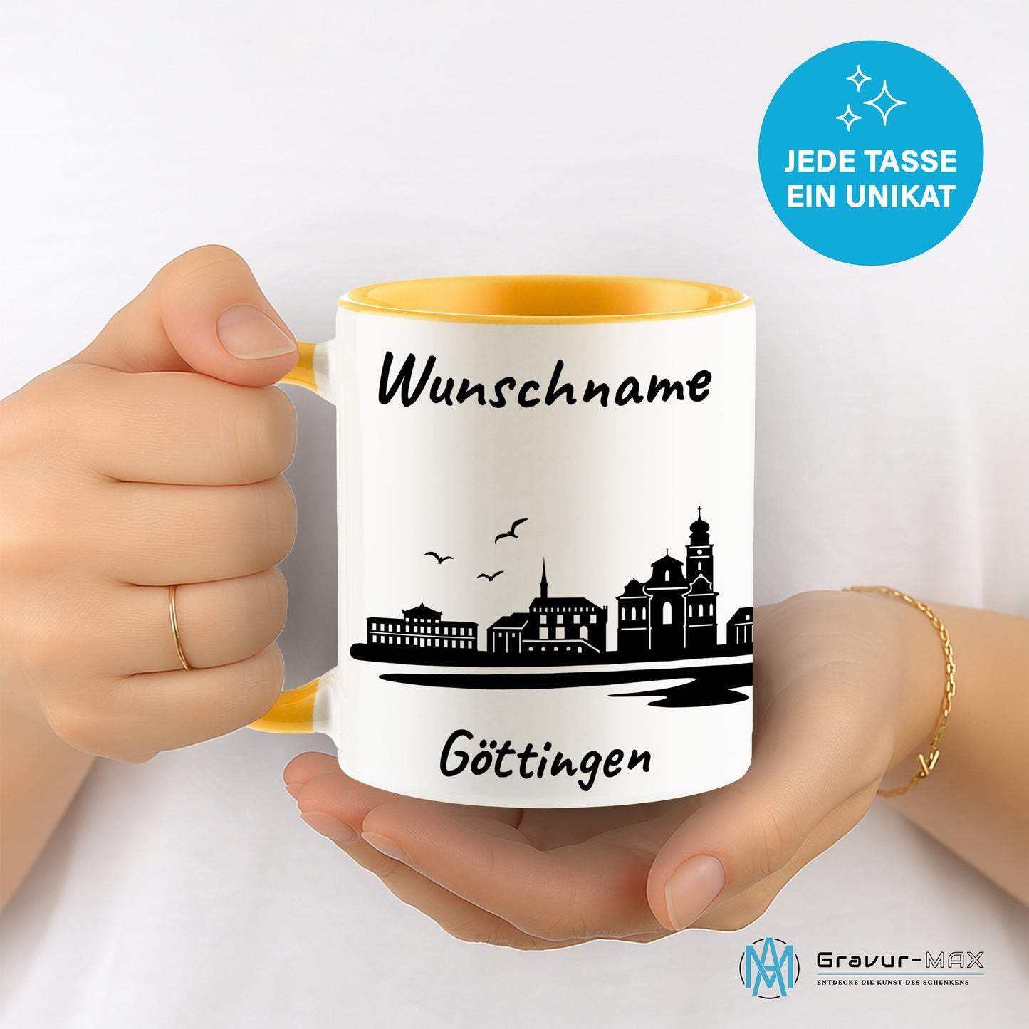 Tasse in Goldgelb 330ml bedruckt mit der Skyline von Göttingen personalisierbar mit Wunschname