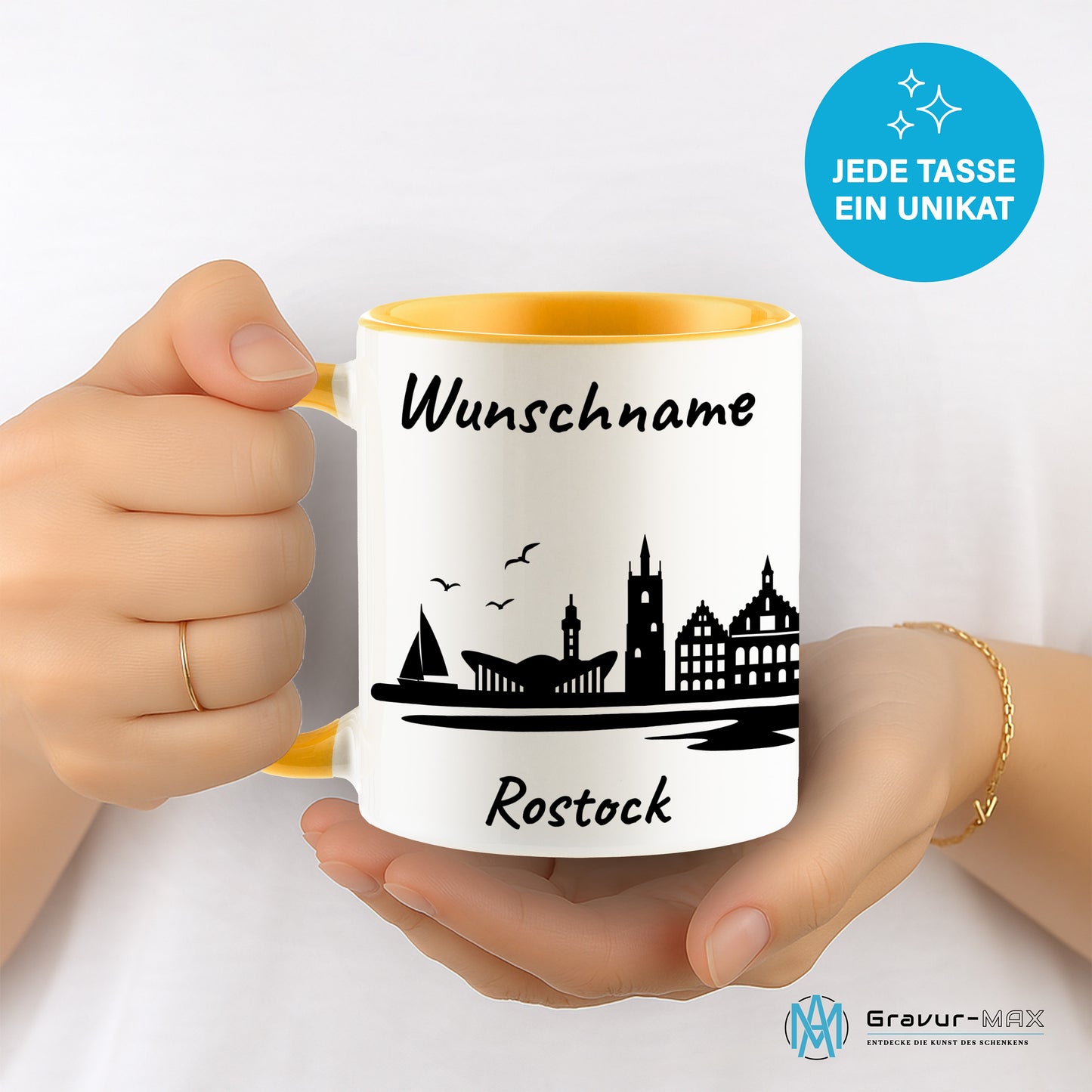 Tasse in Goldgelb 330ml bedruckt mit der Skyline von Rostock personalisierbar mit Wunschname