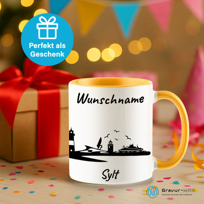 Tasse in Goldgelb 330ml bedruckt mit der Skyline von Sylt personalisierbar mit Wunschname