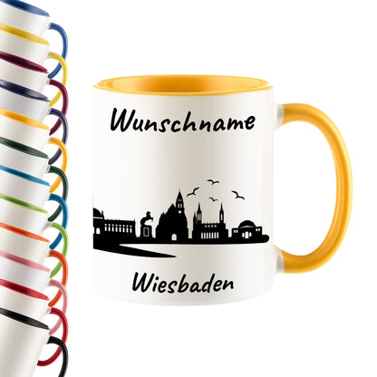 Tasse in Goldgelb 330ml bedruckt mit der Skyline von Wiesbaden personalisierbar mit Wunschname