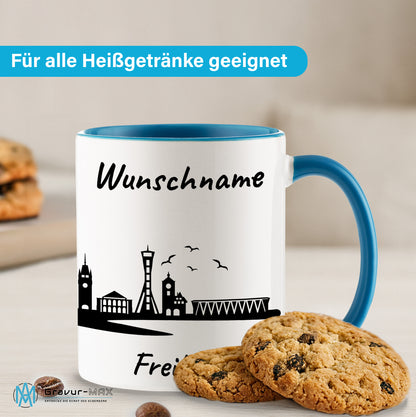 Tasse in Hellblau 330ml bedruckt mit der Skyline von Freiburg personalisierbar mit Wunschname