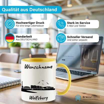 Tasse in Hellgelb 330ml bedruckt mit der Skyline von Wolfsburg personalisierbar mit Wunschname