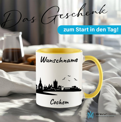 Tasse in Hellgelb 330ml bedruckt mit der Skyline von Cochem personalisierbar mit Wunschname