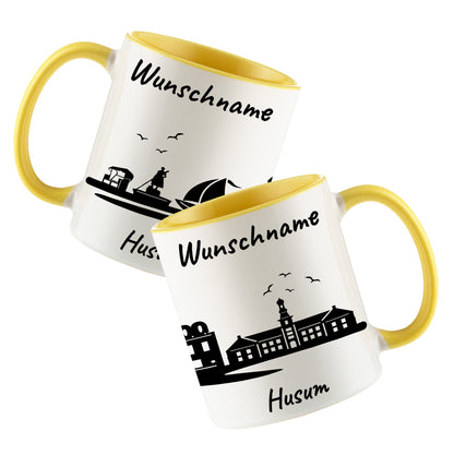 Tasse in Hellgelb 330ml bedruckt mit der Skyline von Husum personalisierbar mit Wunschname