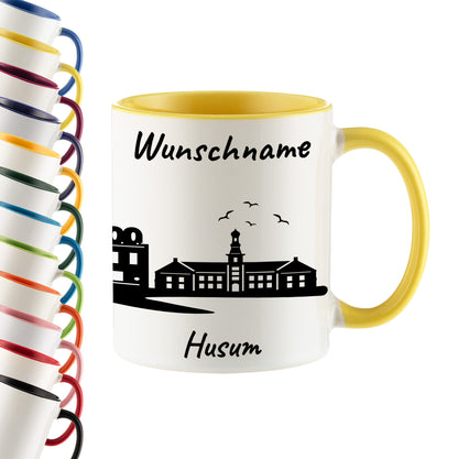 Tasse in Hellgelb 330ml bedruckt mit der Skyline von Husum personalisierbar mit Wunschname