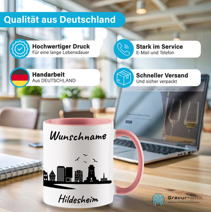 Tasse in Rosa 330ml bedruckt mit der Skyline von Hildesheim personalisierbar mit Wunschname