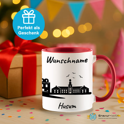 Tasse in Rot 330ml bedruckt mit der Skyline von Husum personalisierbar mit Wunschname