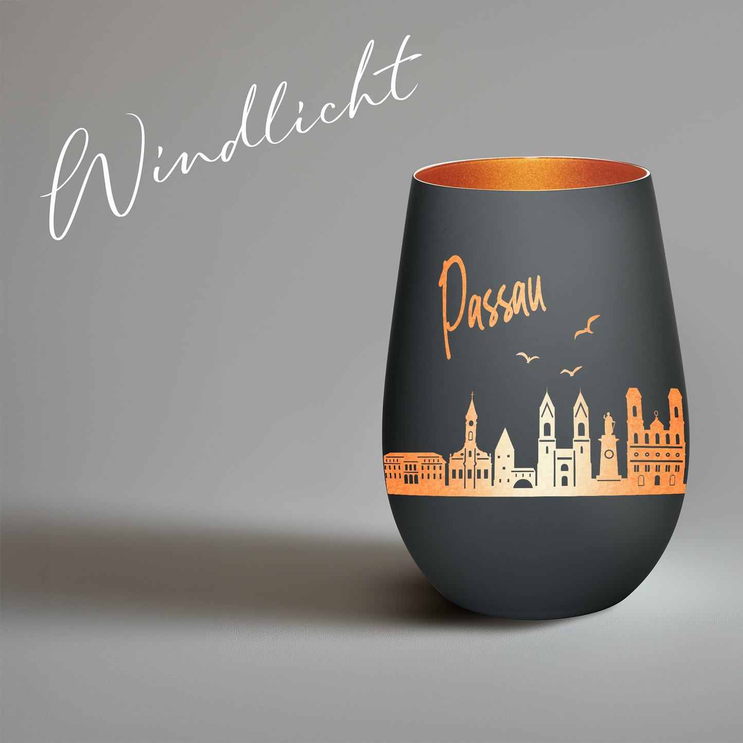Hochwertiges Glas Windlicht mit Gravur "SKYLINE PASSAU" in der Farbe Schwarz/Bronze