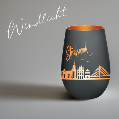 Hochwertiges Glas Windlicht mit Gravur "SKYLINE STRALSUND" in der Farbe Schwarz/Bronze