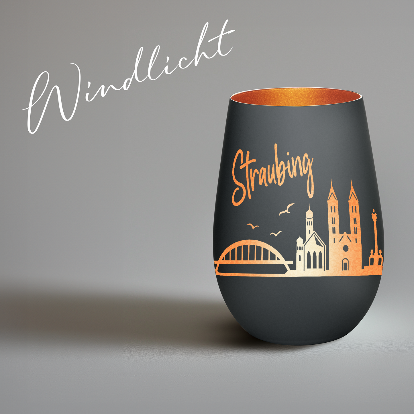 Hochwertiges Glas Windlicht mit Gravur "SKYLINE STRAUBING" in der Farbe Schwarz/Bronze
