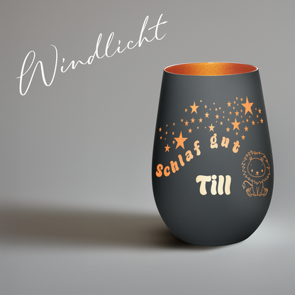 Hochwertiges Glas Windlicht für Kinder mit Gravur "SCHLAF GUT" Motiv Löwe mit Wunschname in der Farbe Schwarz/Bronze
