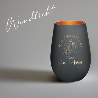 Hochwertiges Glas Windlicht mit Gravur "WIR TRAUEN UNS" Motiv Brautpaar mit Wunschnamen und Datum in der Farbe Schwarz/Bronze