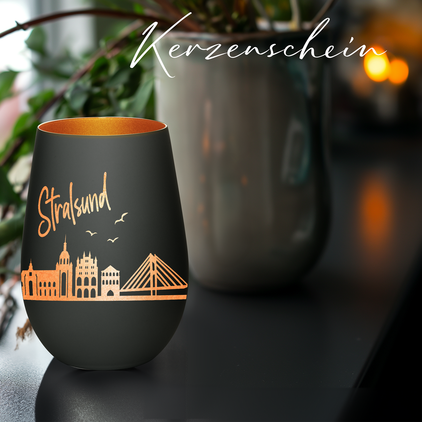 Hochwertiges Glas Windlicht mit Gravur "SKYLINE STRALSUND" in der Farbe Schwarz/Bronze