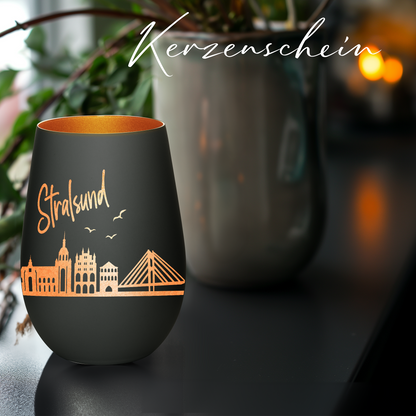 Hochwertiges Glas Windlicht mit Gravur "SKYLINE STRALSUND" in der Farbe Schwarz/Bronze
