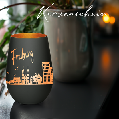 Hochwertiges Glas Windlicht mit Gravur "SKYLINE FREIBURG" in der Farbe Schwarz/Bronze