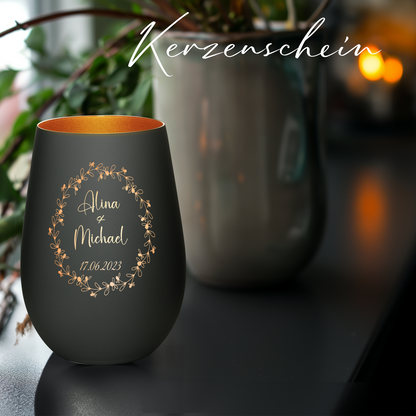 Hochwertiges Glas Windlicht mit Gravur "JAHRESTAG MIT BLUMENKRANZ" mit Wunschnamen und Datum in der Farbe Schwarz/Bronze