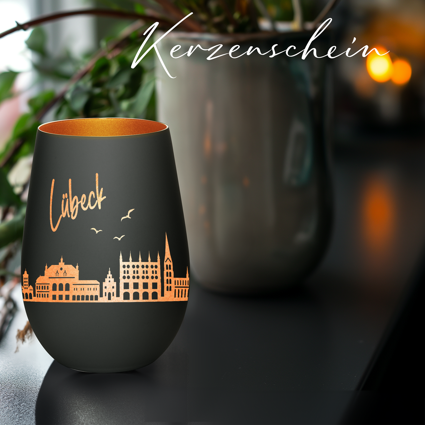 Hochwertiges Glas Windlicht mit Gravur "SKYLINE LÜBECK" in der Farbe Schwarz/Bronze