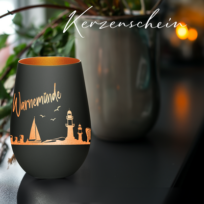 Hochwertiges Glas Windlicht mit Gravur "SKYLINE WARNEMÜNDE" in der Farbe Schwarz/Bronze