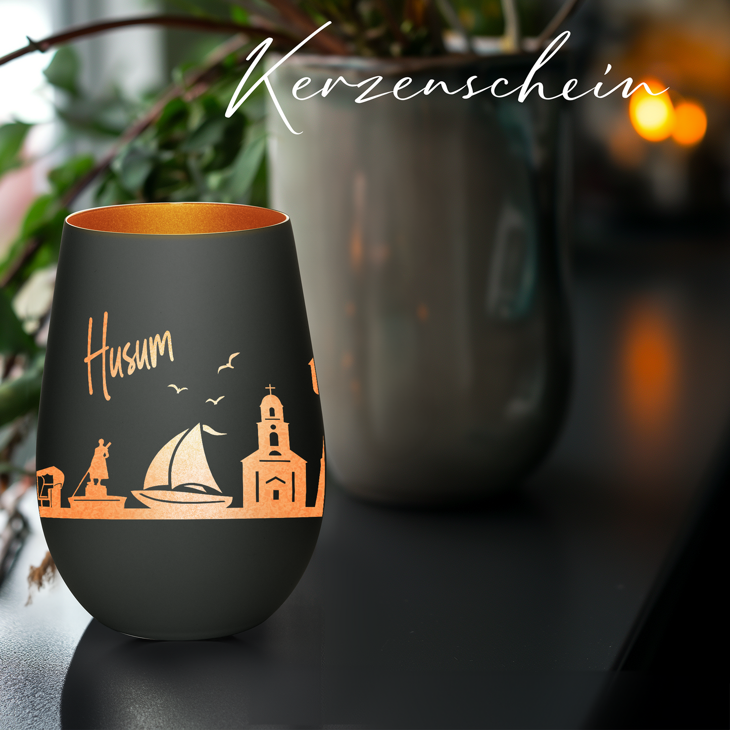 Hochwertiges Glas Windlicht mit Gravur "SKYLINE HUSUM" in der Farbe Schwarz/Bronze