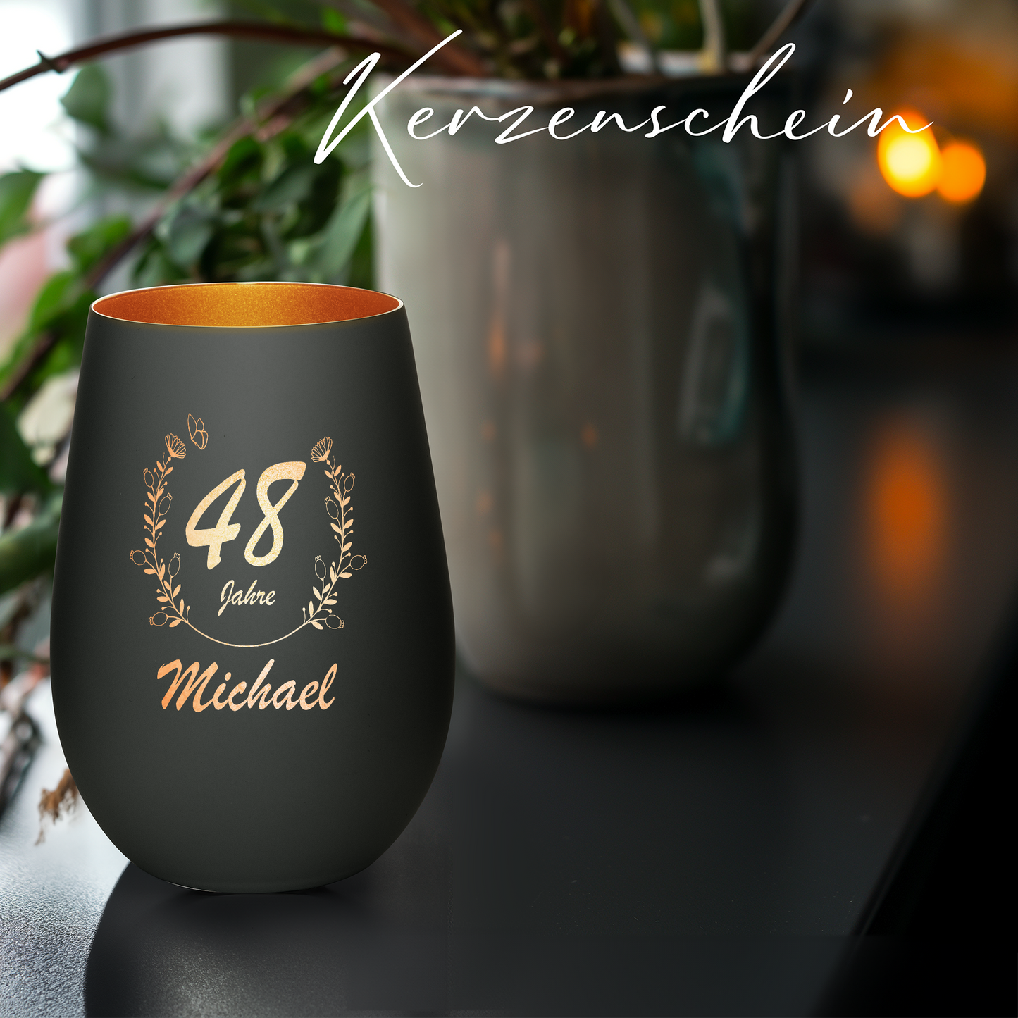 Hochwertiges Glas Windlicht mit Gravur "GEBURTSTAG MIT BLUMENKRANZ" mit Wunschnamen und Datum in der Farbe Schwarz/Bronze
