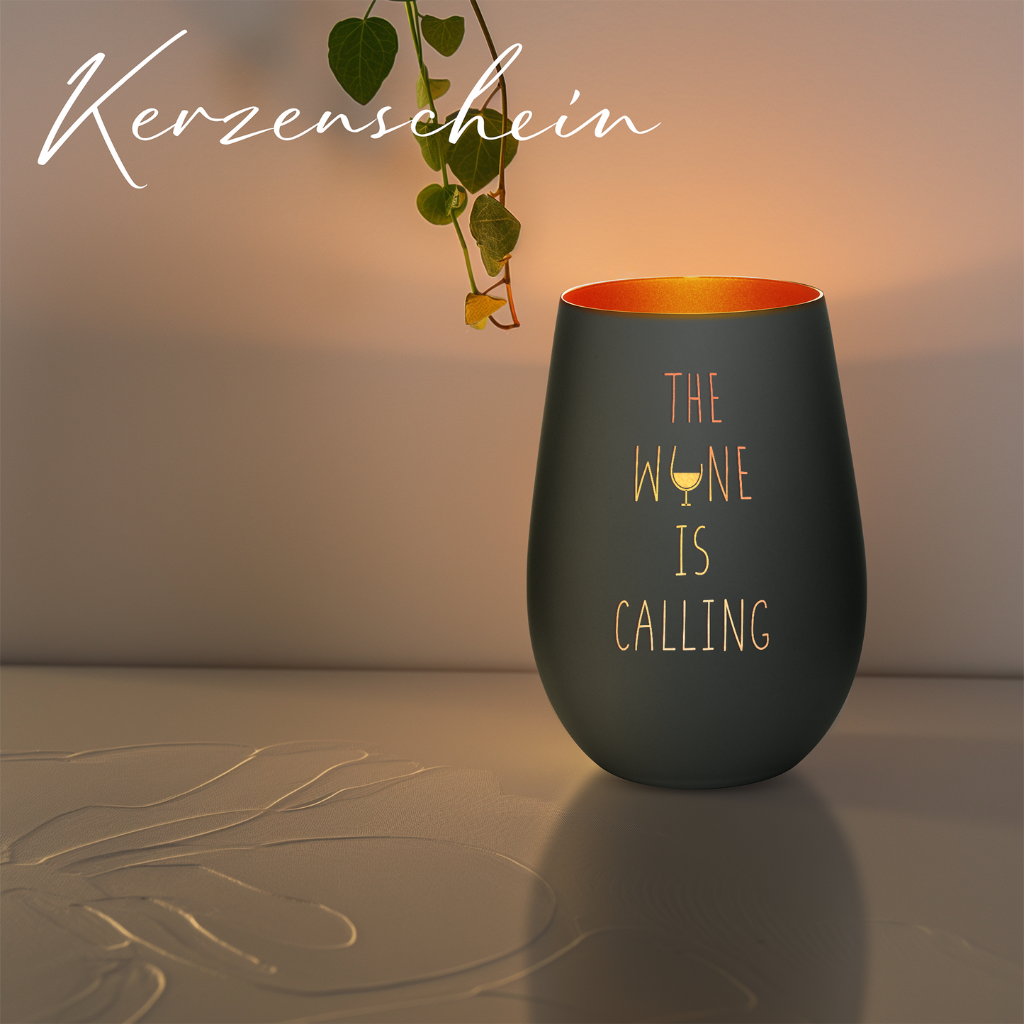 Hochwertiges Glas Windlicht mit Gravur "THE WINE IS CALLING" in der Farbe Schwarz/Bronze