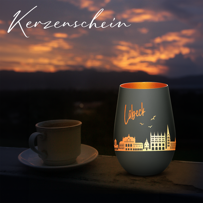 Hochwertiges Glas Windlicht mit Gravur "SKYLINE LÜBECK" in der Farbe Schwarz/Bronze
