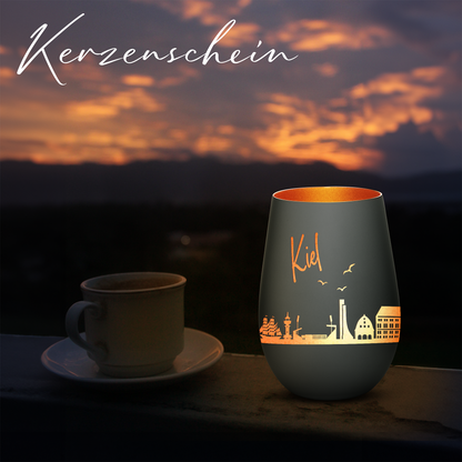 Hochwertiges Glas Windlicht mit Gravur "SKYLINE KIEL" in der Farbe Schwarz/Bronze