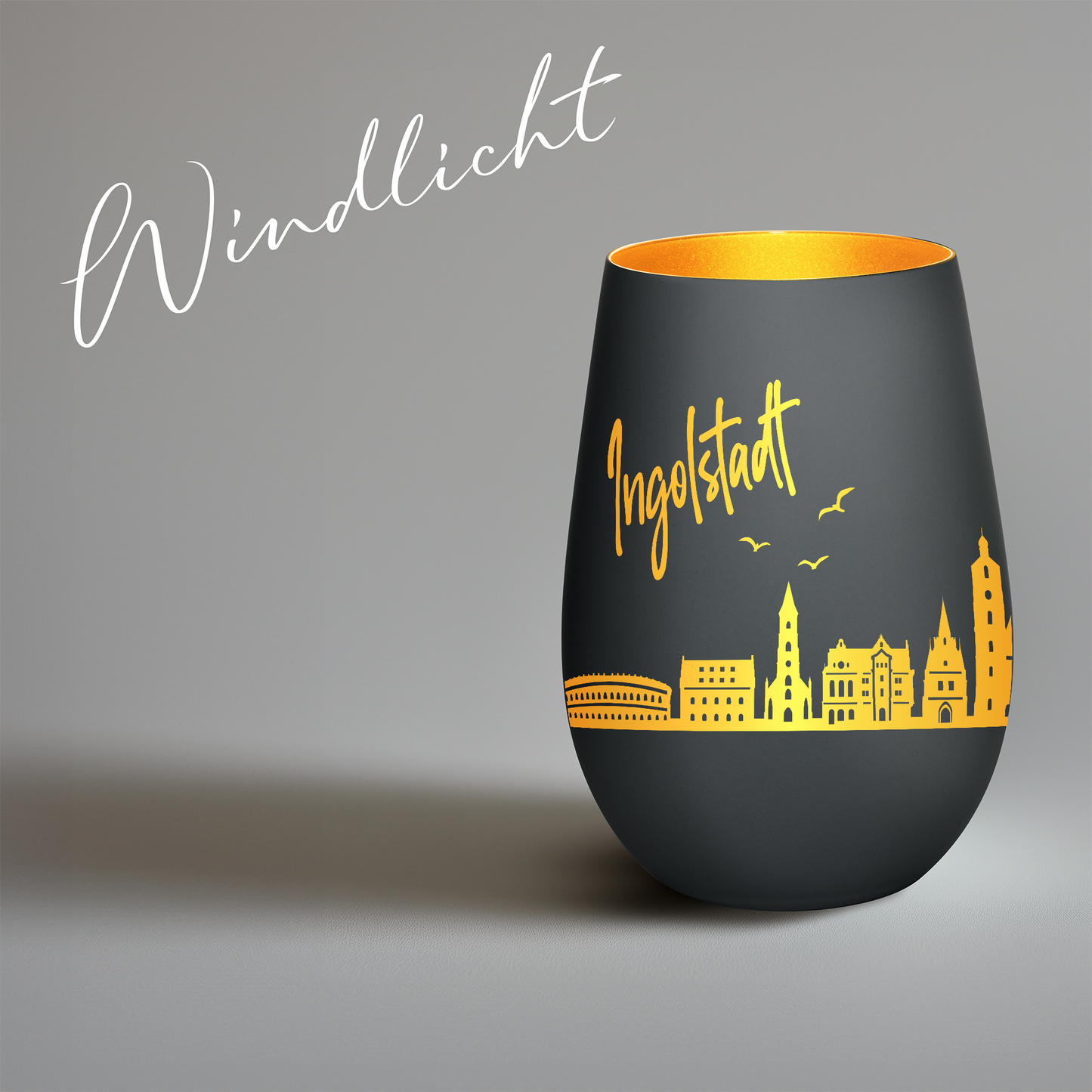Hochwertiges Glas Windlicht mit Gravur "SKYLINE INGOLSTADT" in der Farbe Schwarz/Gold