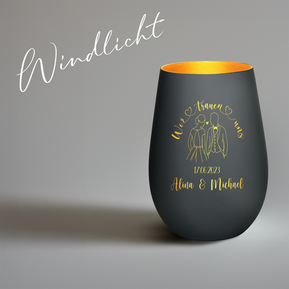 Hochwertiges Glas Windlicht mit Gravur "WIR TRAUEN UNS" Motiv Brautpaar mit Wunschnamen und Datum in der Farbe Schwarz/Gold