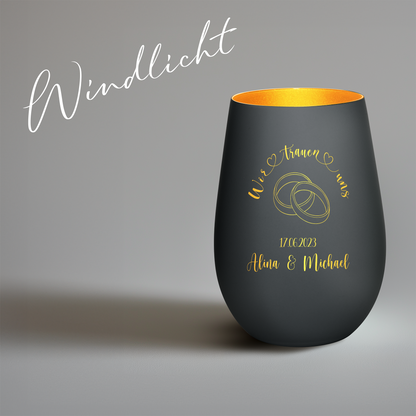 Hochwertiges Glas Windlicht mit Gravur "WIR TRAUEN UNS" Motiv Hochzeitsringe mit Wunschnamen und Datum in der Farbe Schwarz/Gold