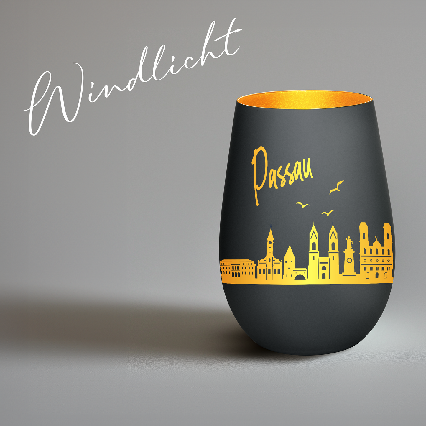 Hochwertiges Glas Windlicht mit Gravur "SKYLINE PASSAU" in der Farbe Schwarz/Gold