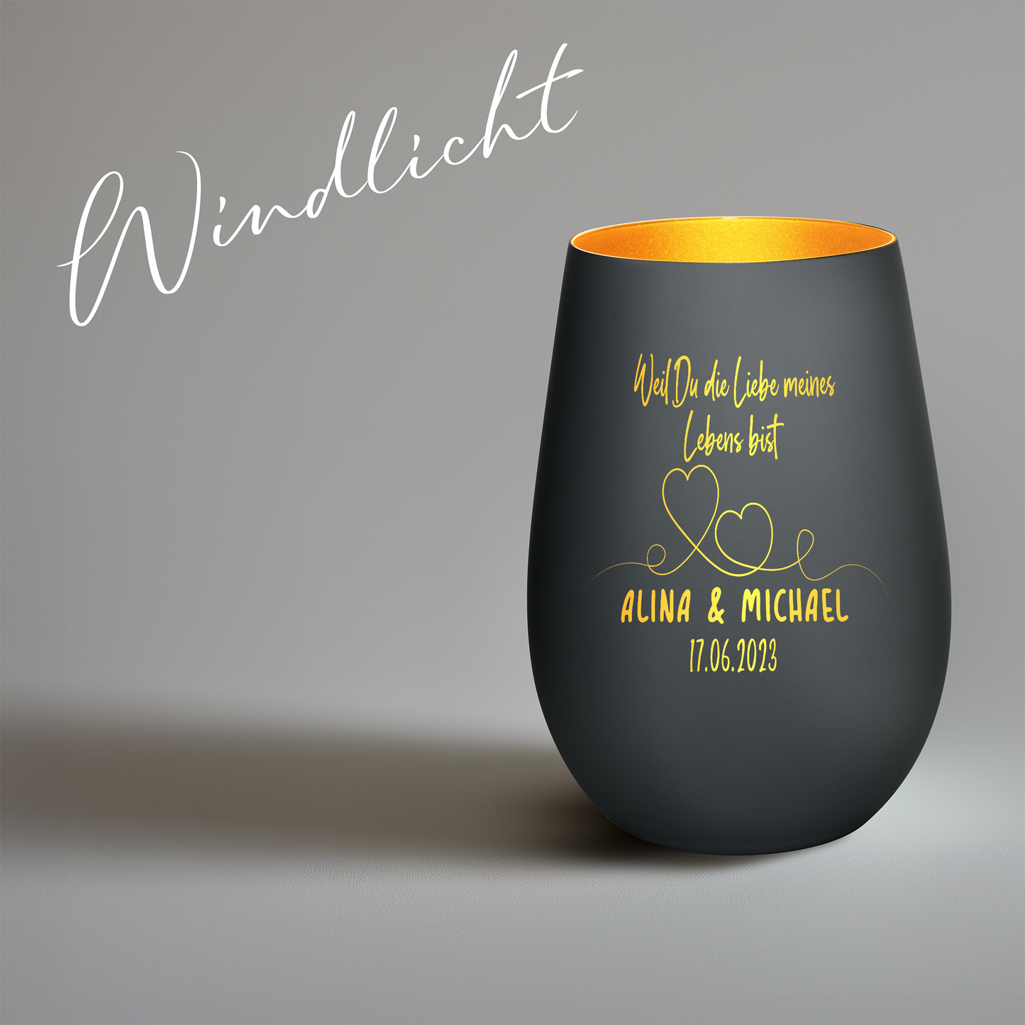 Hochwertiges Glas Windlicht mit Gravur "WEIL DU DIE LIEBE MEINES LEBENS BIST" mit Wunschnamen und Datum in der Farbe Schwarz/Gold