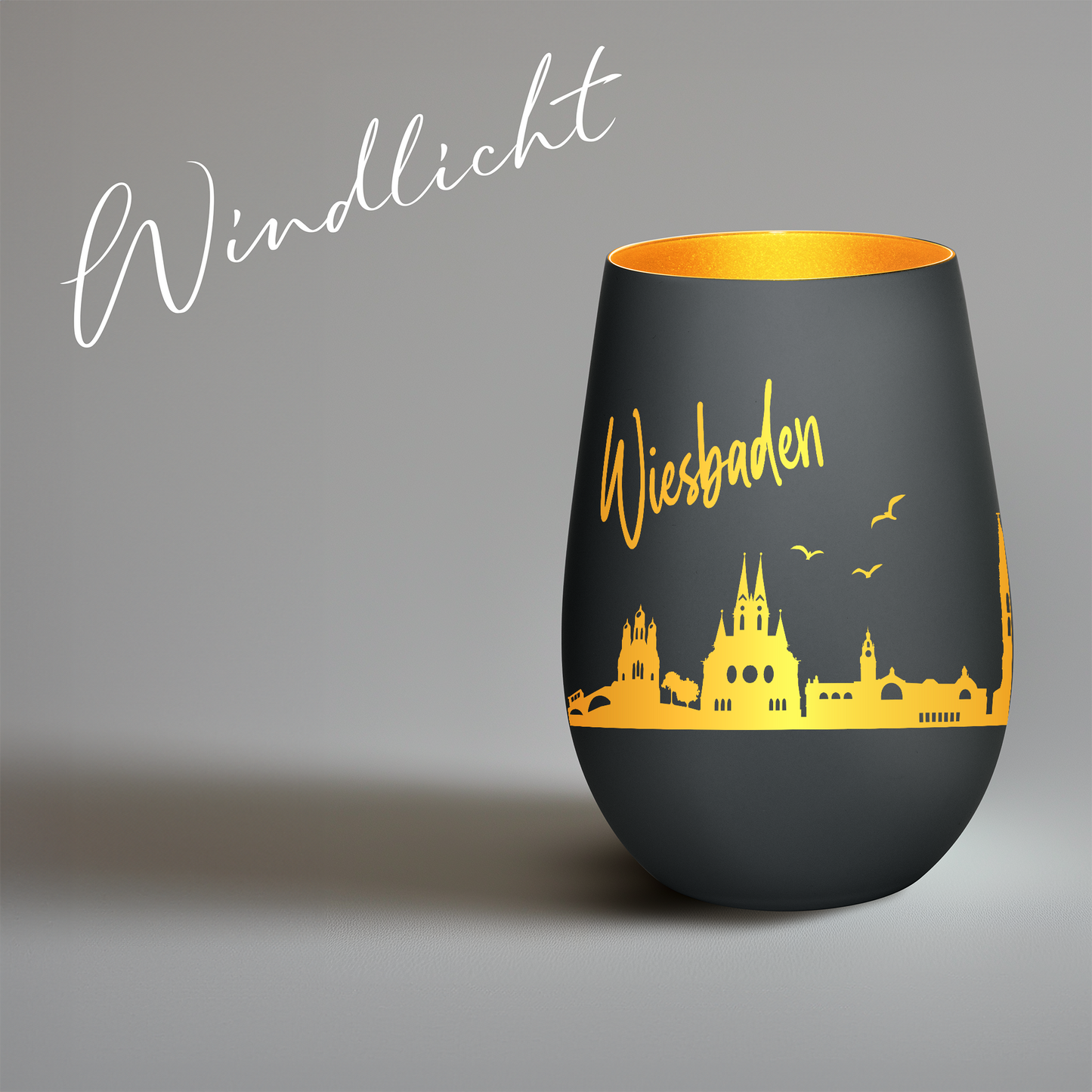 Hochwertiges Glas Windlicht mit Gravur "SKYLINE WIESBADEN" in der Farbe Schwarz/Gold