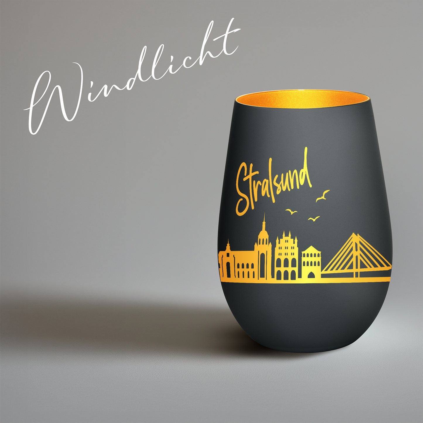Hochwertiges Glas Windlicht mit Gravur "SKYLINE STRALSUND" in der Farbe Schwarz/Gold