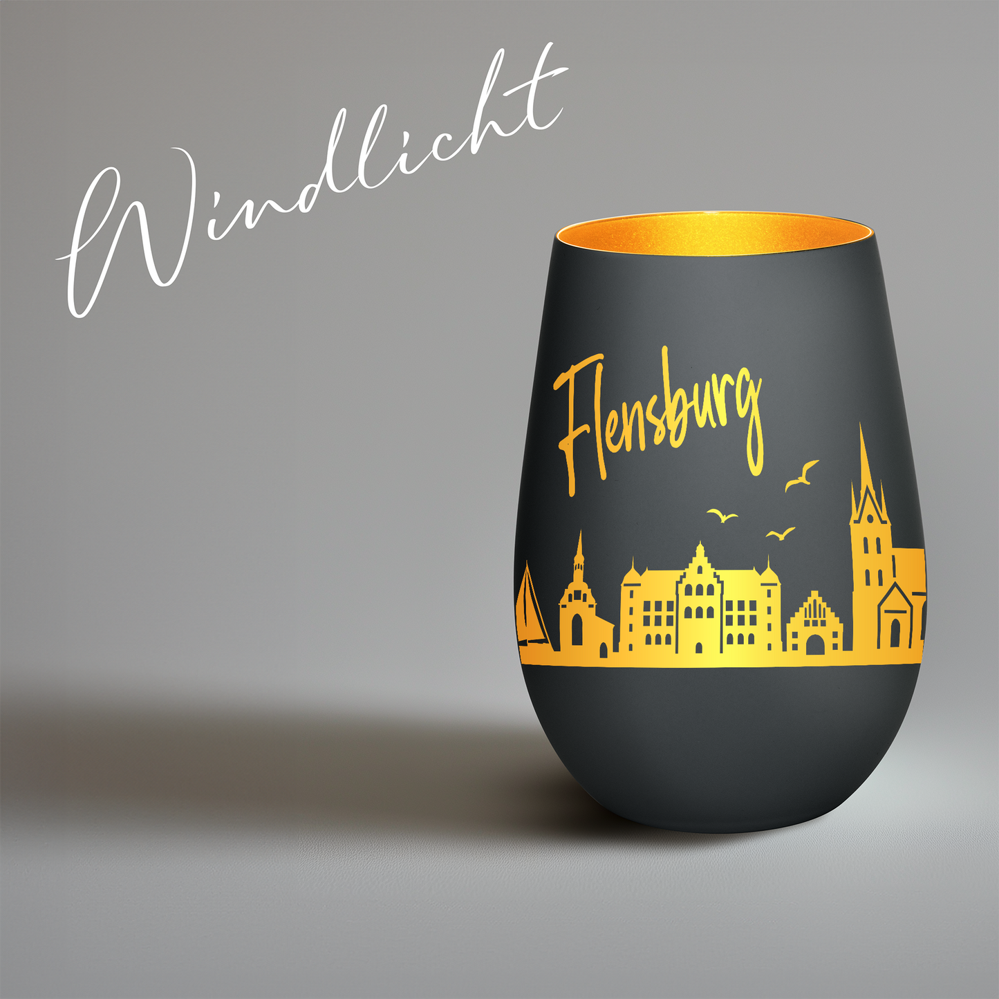 Hochwertiges Glas Windlicht mit Gravur "SKYLINE FLENSBURG" in der Farbe Schwarz/Gold