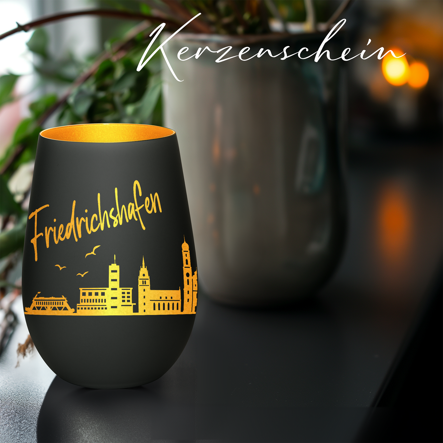 Hochwertiges Glas Windlicht mit Gravur "SKYLINE FRIEDRICHSHAFEN" in der Farbe Schwarz/Gold